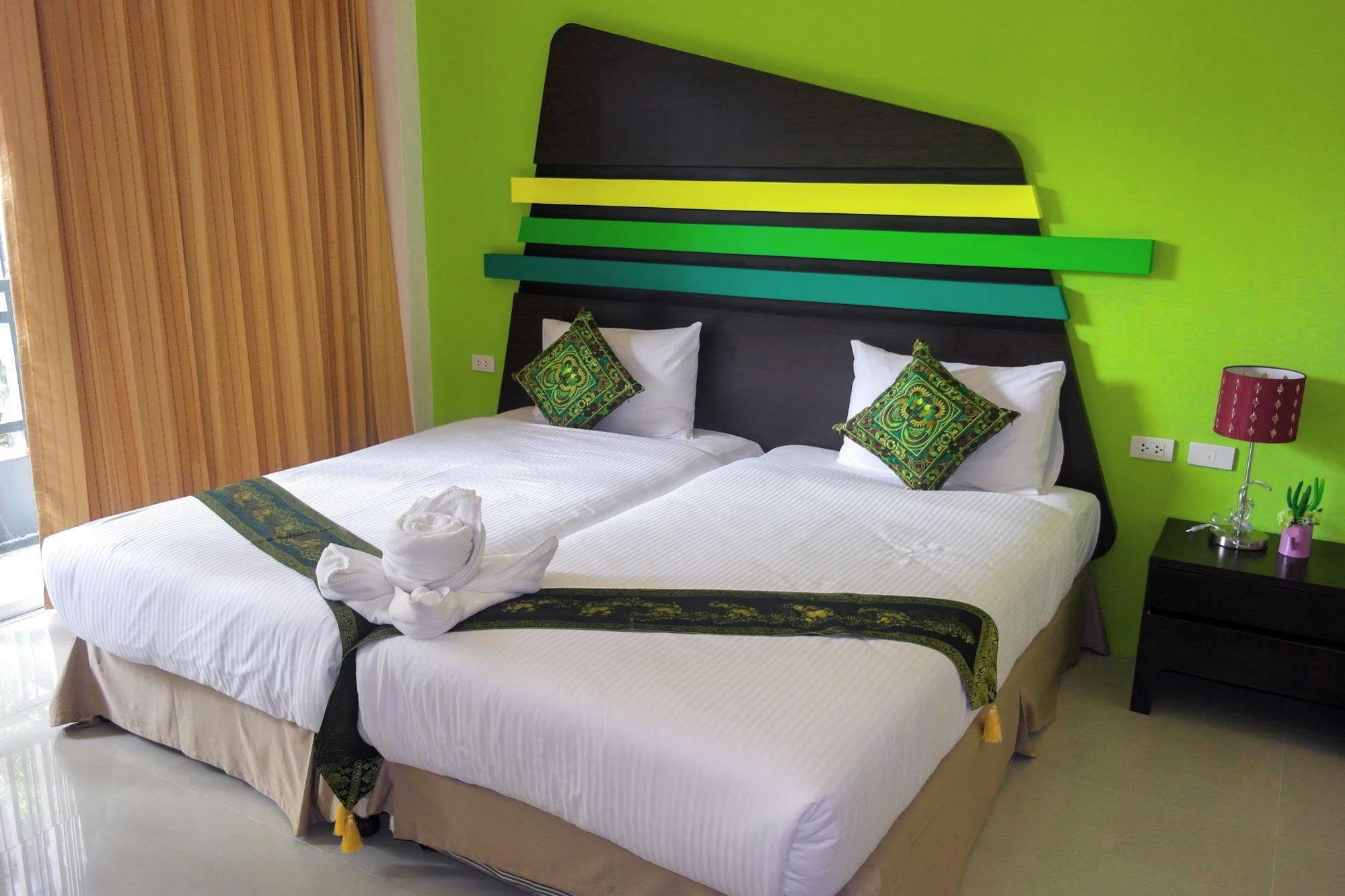 Oyo 792 Omsaga Phuket Hotel Esterno foto