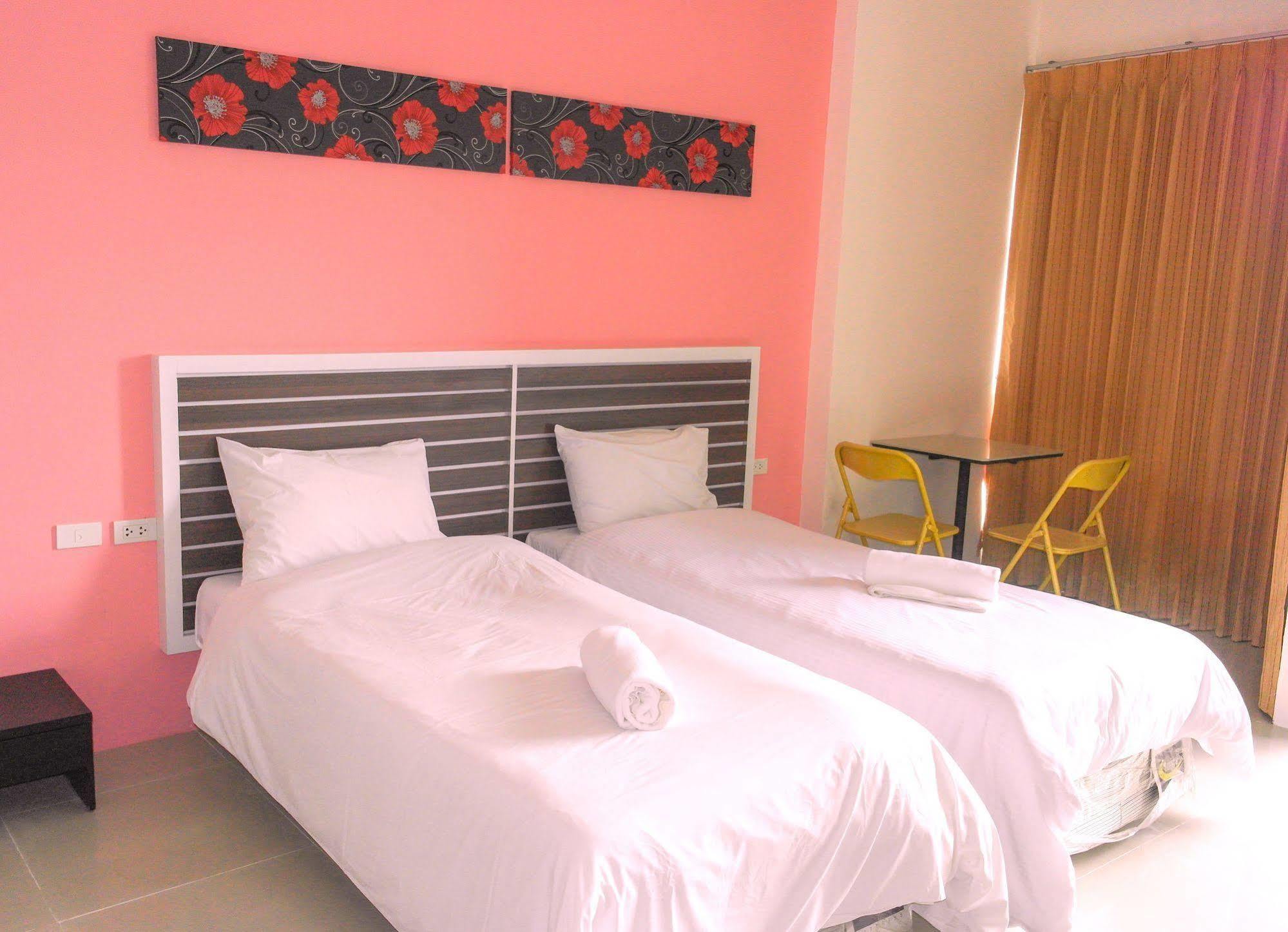 Oyo 792 Omsaga Phuket Hotel Esterno foto