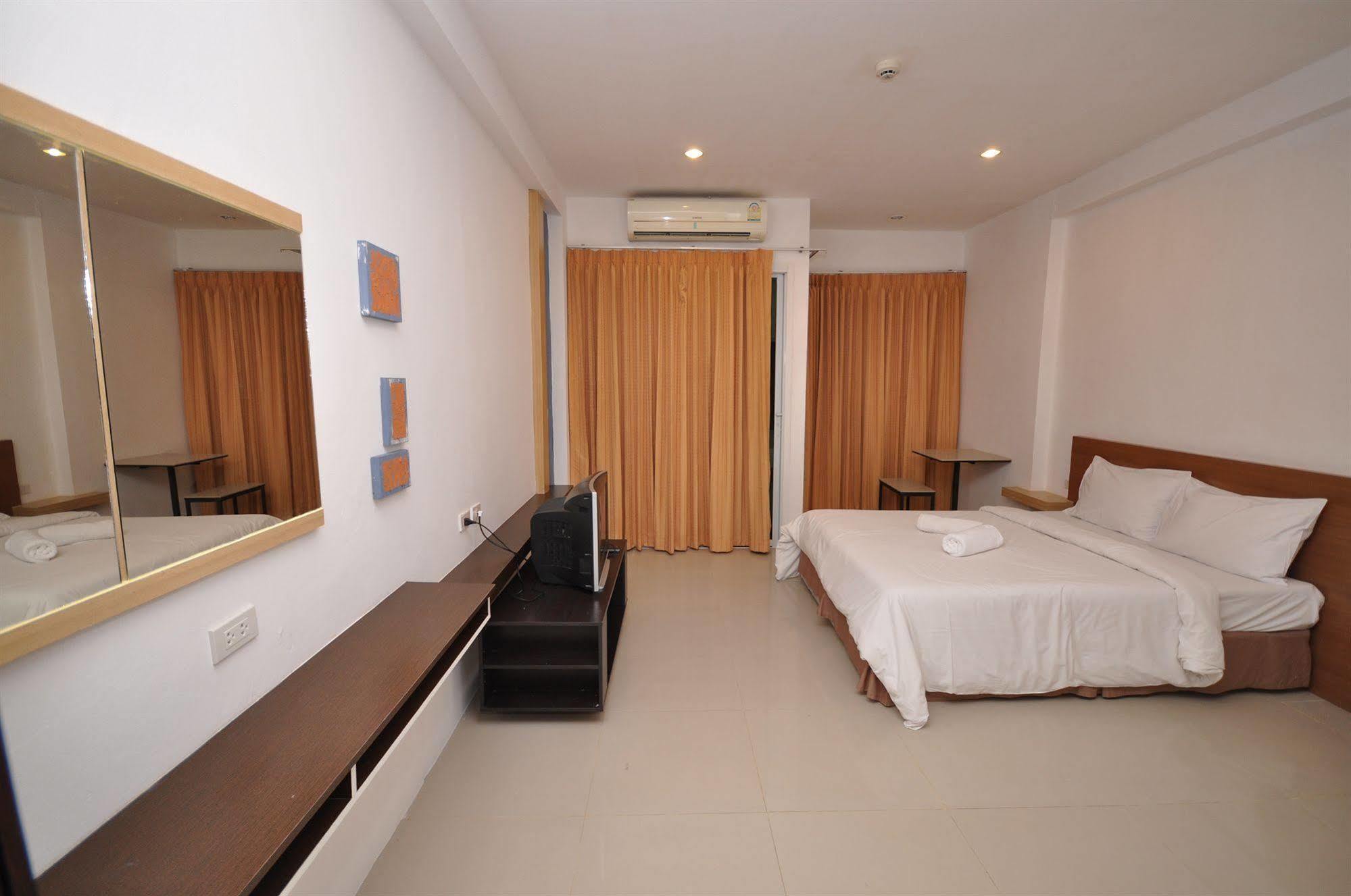 Oyo 792 Omsaga Phuket Hotel Esterno foto