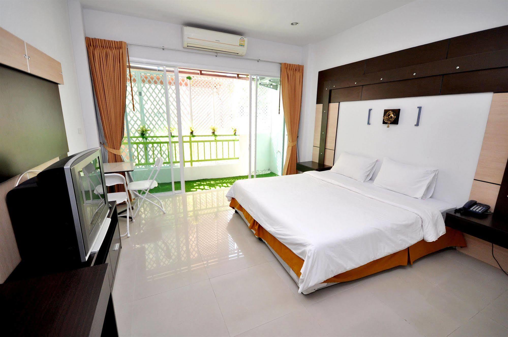 Oyo 792 Omsaga Phuket Hotel Esterno foto